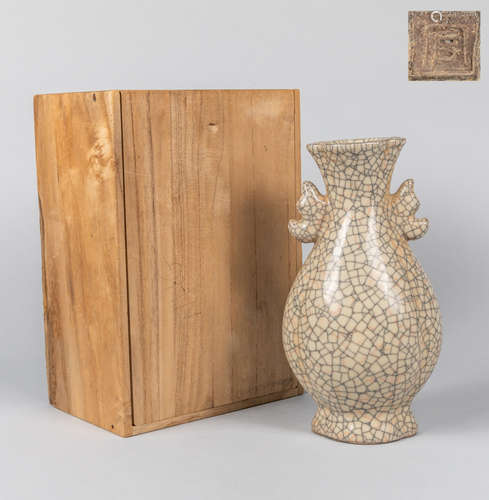 Chinese Ge-type Porcelain vase