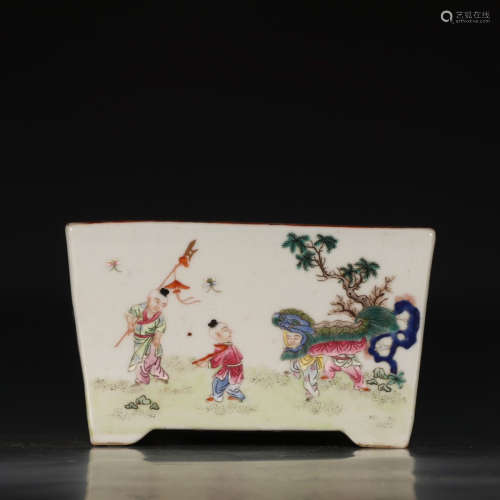 A Chinese Famille Rose Porcelain Vat