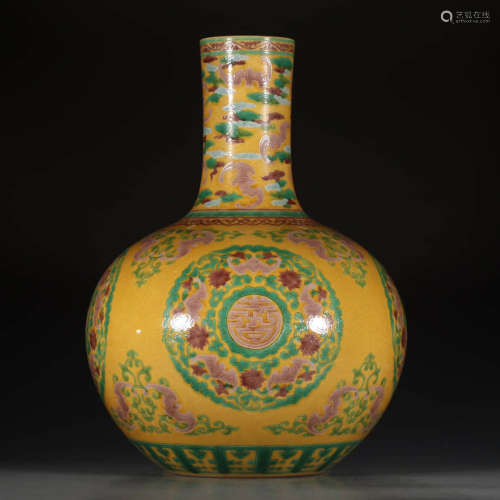 A Chinese Plain Tricolour Floral Porcelain Bottle