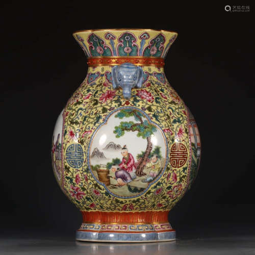 A Chinese Yellow Famile Rose Porcelain Bottle