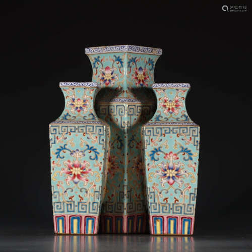 A Chinese Fmaile Rose Porcelain Bottle