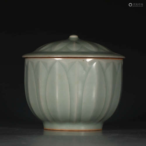 A Chinese Lotus Porcelain Pot