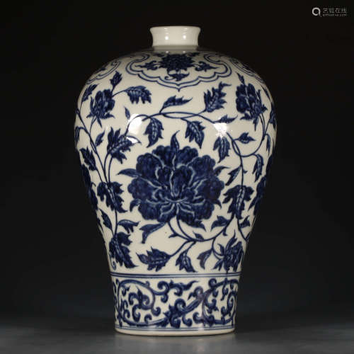 A Chinese Blue and White Floral Porcelain Bottle