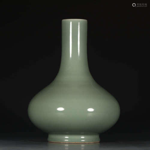 A Chinese Yellowish Pea Green Glaze Porcelain Bottle