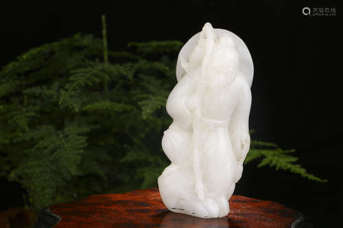 A CHINESE CARVED HETIAN JADE FIGURE ORNAMENT