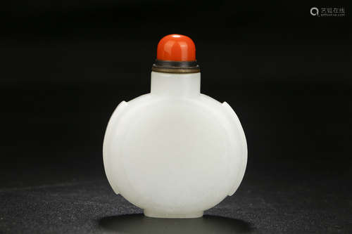 A CHINESE HETIAN JADE SNUFF BOTTLE