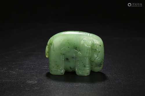 A CHINESE GREEN JADE ELEPHANT ORNAMENT