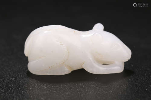 A CHINESE CARVED HETIAN JADE MOUSE PENDANT