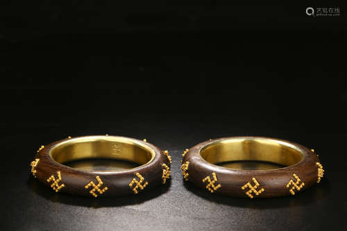 A PAIR OF CHINESE EAGLEWOOD GILT SILVER BEADS INLAID BRACELET