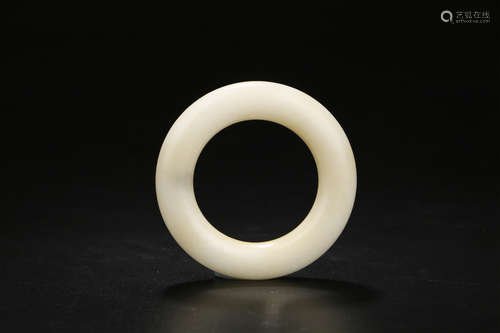 A CHINESE HETIAN JADE CASSOCK RING