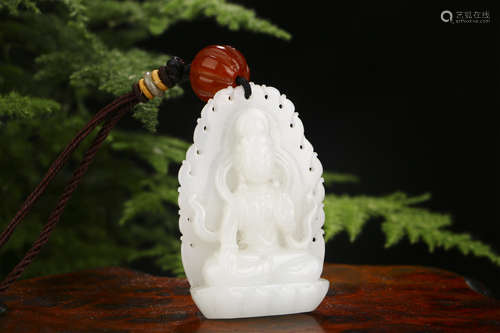 A CHINESE CARVED HETIAN JADE GUANYIN PENDANT