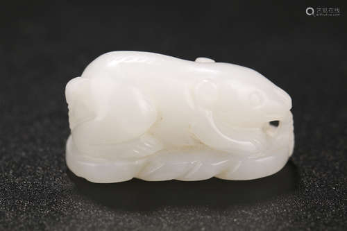 A CHINESE CARVED HETIAN JADE ORNAMENT