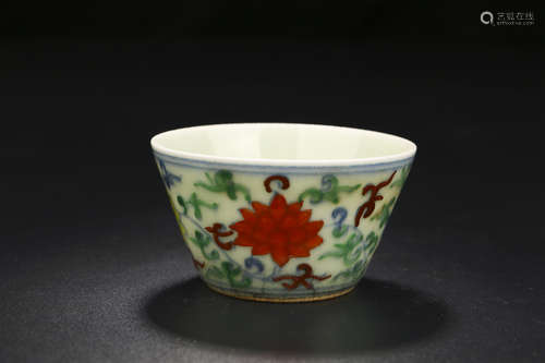 A CHINESE FLOWER AND PLANTS PAINTED PORCELAIN CUP