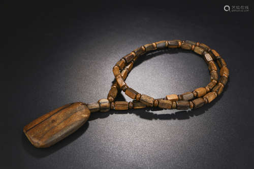 A CHINESE EAGLEWOOD NECKLACE