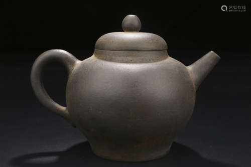 A CHINESE PURPLE SAND TEAPOT