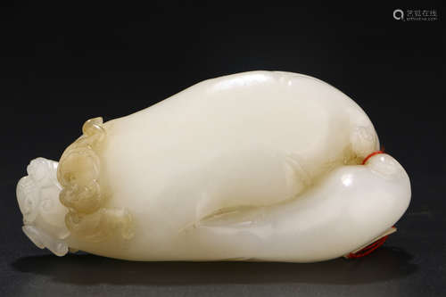 A CHINESE CARVED HETIAN JADE ORNAMENT