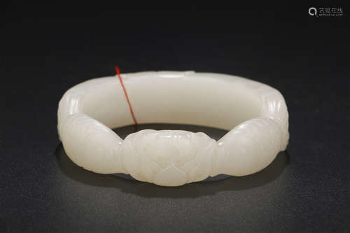 A CHINESE CARVED HETIAN JADE BRACELET