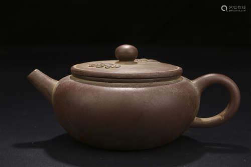 A CHINESE PURPLE SAND TEAPOT