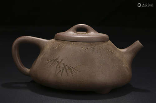 A CHINESE PURPLE SAND TEAPOT