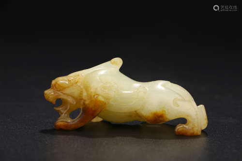 A CHINESE CARVED HETIAN JADE BEAST ORNAMENT
