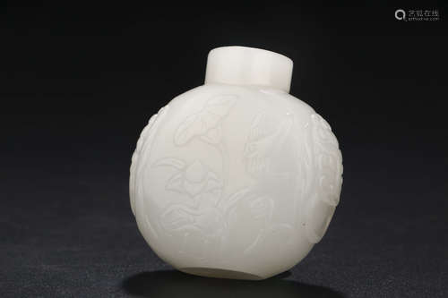 A CHINESE CARVED HETIAN JADE SNUFF BOTTLE