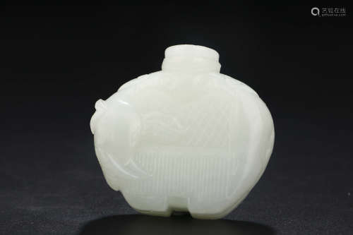 A CHINESE CARVED HETIAN JADE SNUFF BOTTLE