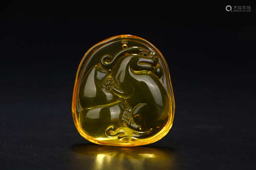 A CHINESE AMBER PENDANT