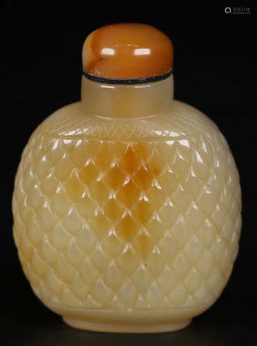 AN AGATE CARVED SNUFF BOTTLE