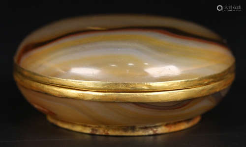 AN AGATE BOX WITH GILT SILVER