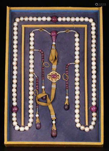 A PEARL BEADS STRING NECKLACE WITH RUBY