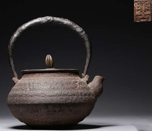 A COPPER IRON POT CARVED WITH AUSPICIOUS PATTERN