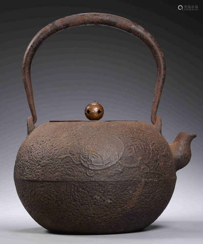 AN IRON POT WITH COPPER COVER