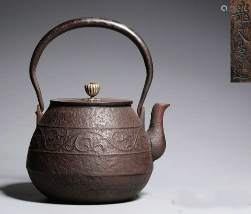 AN IRON POT WITH SILVER HANDLE CARVED WITH DRAGON