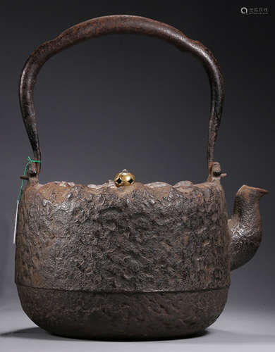 A GILT BRONZE IRON POT CARVED WITH DRAGON