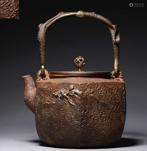 A GILT BRONZE IRON POT CARVED WITH GANODERMA AND MOUNTAIN VIEW