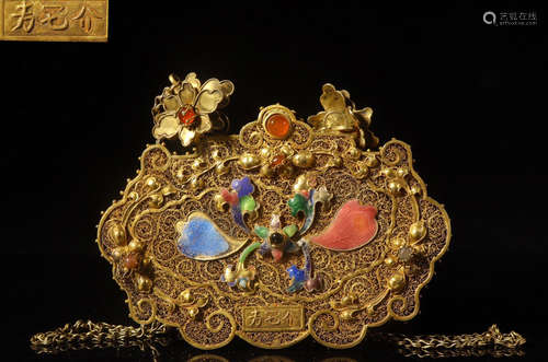 A GILT SILVER AUSPICIOUS LOCK PENDANT CARVED EMBEDED WITH GEMS