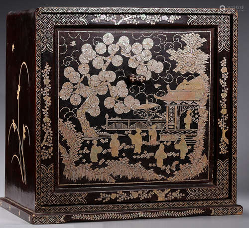 A LACQUER BOX CARVED FIGURE AND EMBEDED WITH RADEN