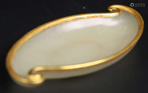 A HETIAN JADE BRUSH WASHER WITH GILT SILVER