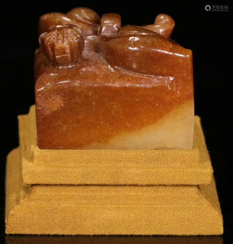 A HETIAN JADE SEAL CARVED WITH DRAGON PATTERN