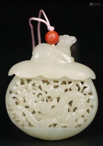 A HETIAN JADE CARVED DRAGON PATTERN SACHET