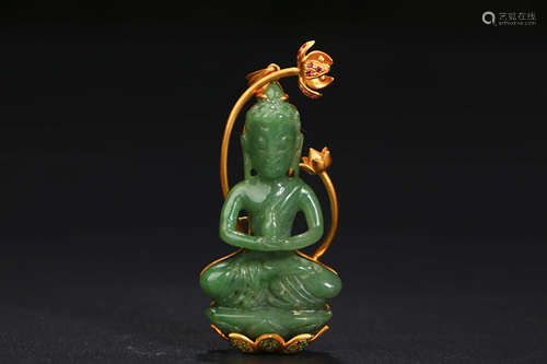 A CHINESE CARVED JADEITE GUANYIN PENDANT