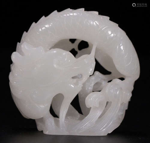 A HETIAN JADE CARVED DRAGON SHAPE PENDANT