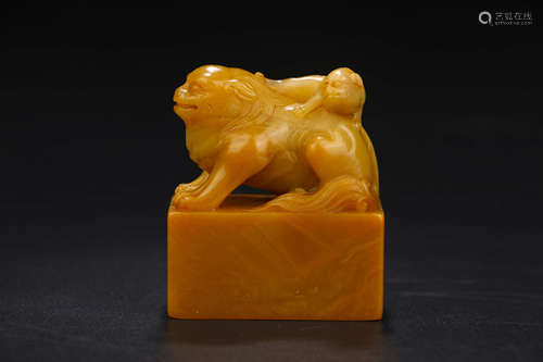 A CHINESE BEAST HANDLE SHOUSHAN TIANHUANG STONE SEAL