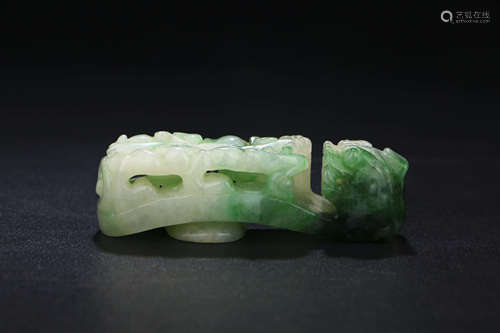 A CHINESE CARVED JADEITE BELT BUCKLE