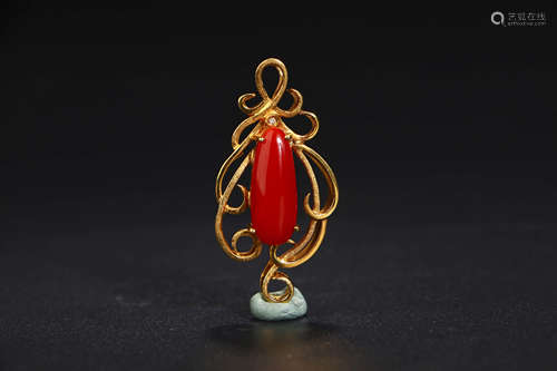 A CHINES GOLD CORAL INLAID PENDANT