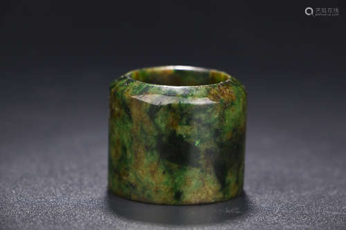 A CHINESE JADEITE THUMB RING