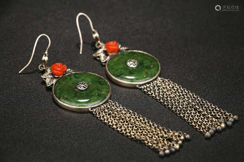 A PAIR OF CHINESE JADEITE SILVER EAR RINGS