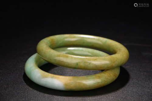 A PAIR OF CHINESE JADEITE BRACELET