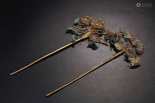 A PAIR OF CHINESE SILVER ENAMELLED KINGFISHER CRAFT HAIRPINS