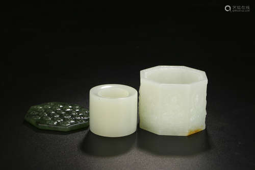 A SET OF CHINESE HETIAN JADE THUMB RIND AND COVER